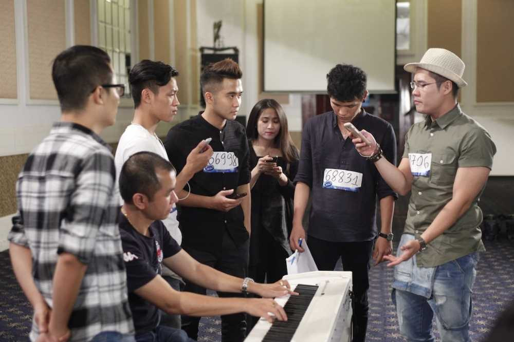 Cac thi sinh chuan bi cho phan hat nhom (1)