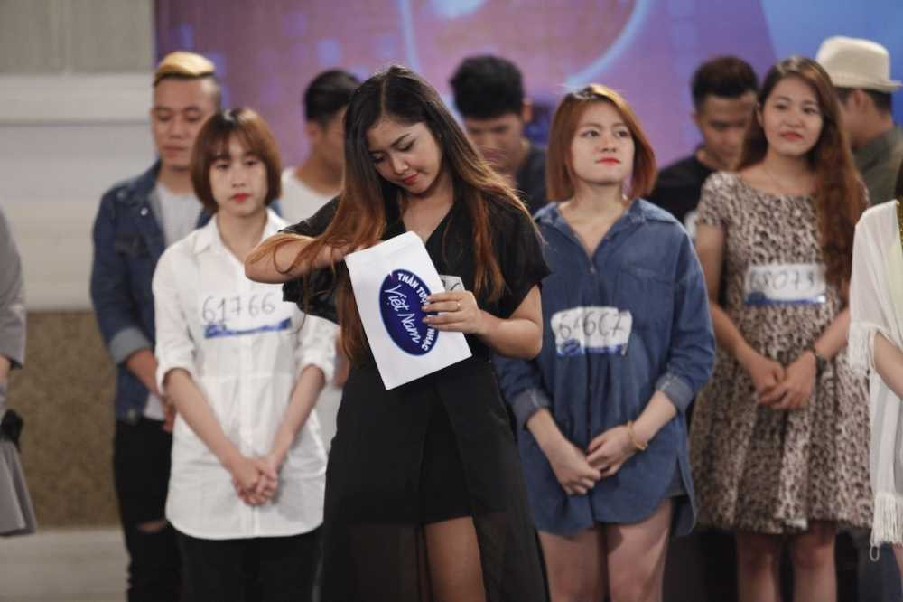 Thi sinh nhan de thi hat nhom