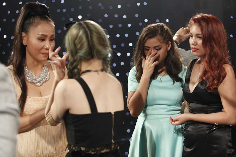 Thi sinh va giam khao Thu Minh chia tay Thuy Tien (3)