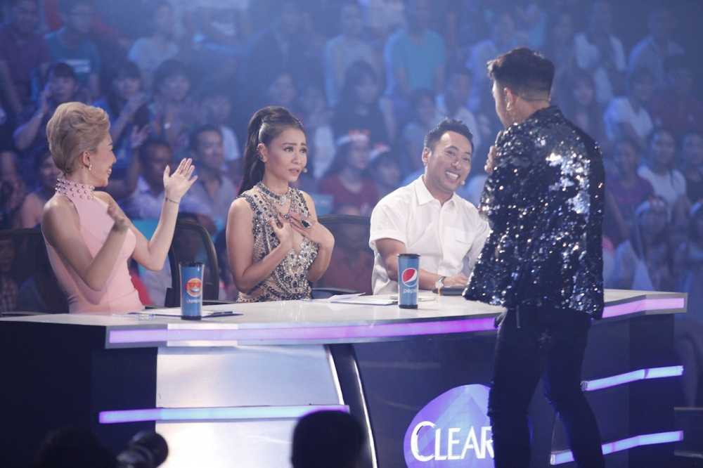 Tung Duong tang hoa cho GK Thu Minh