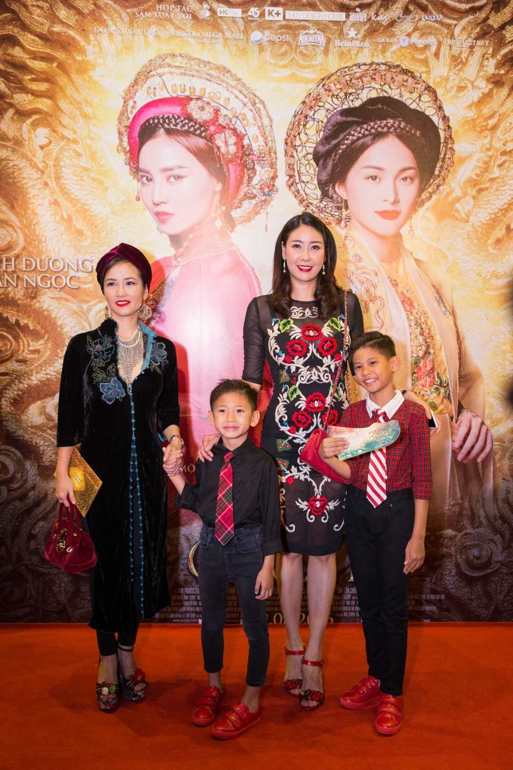 ca si Hong Nhung va me co