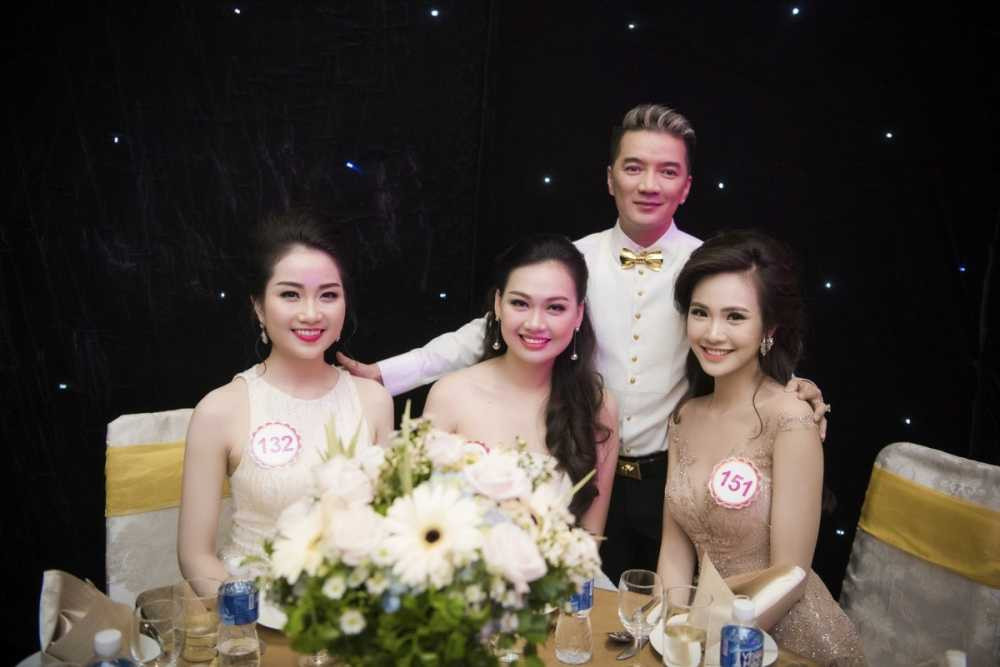 Ca si Dam Vinh Hung va thi sinh 1