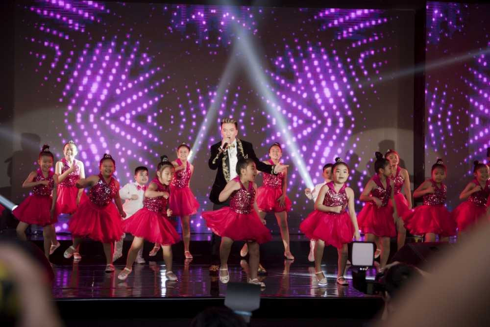 Ca si Dam Vinh Huong bieu dien 1