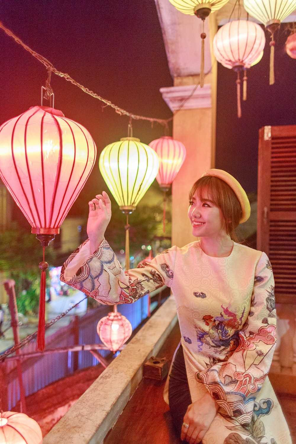 Chất liệu gấm và họa tiết dân gian được nhà thiết kế Thủy Nguyễn tận dụng triệt để, làm nổi bật nét duyên dáng của nữ ca sỹ