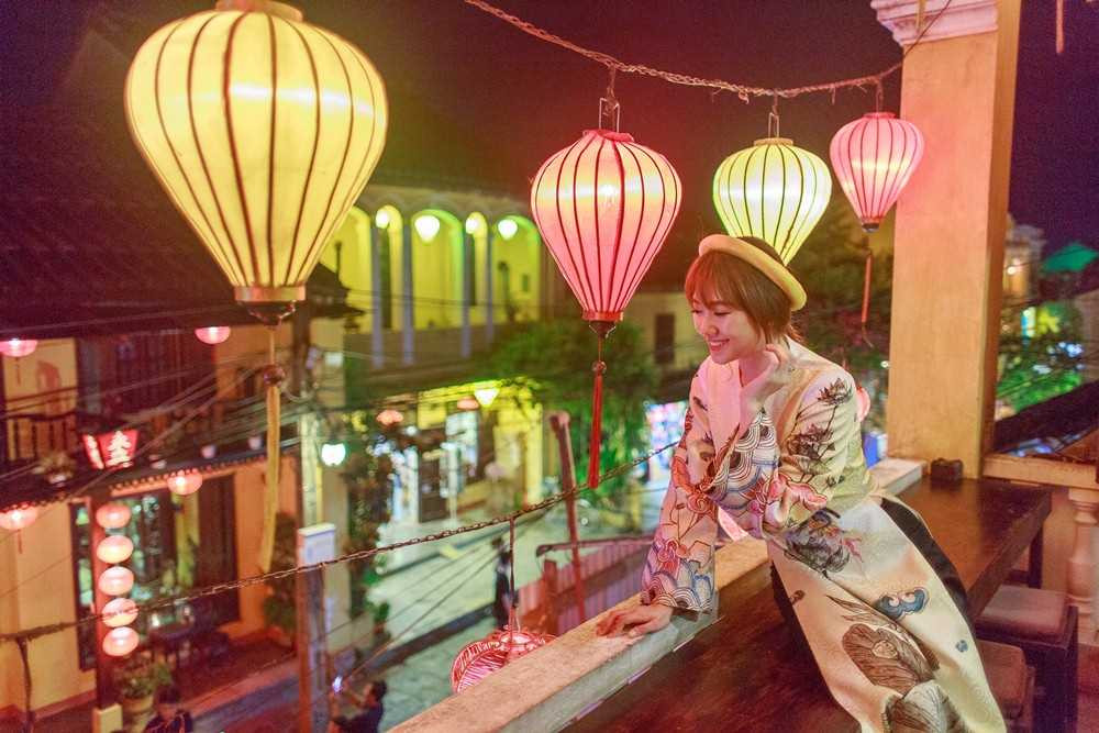 Hari Won cho biết, cô rất thích mặc áo dài vì đây là trang phục tôn lên vẻ đẹp nữ tính và dịu dàng của phụ nữ Việt Nam.