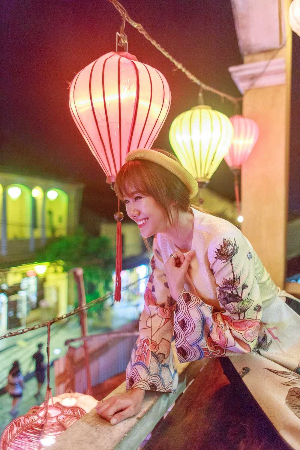 Để phù hợp với không gian truyền thống và bối cảnh Hội An, giọng ca “Anh cứ đi đi” chọn áo dài của nhà thiết kế Thủy Nguyễn, kết hợp cùng lối makeup nhẹ nhàng và kiểu tóc đơn giản.