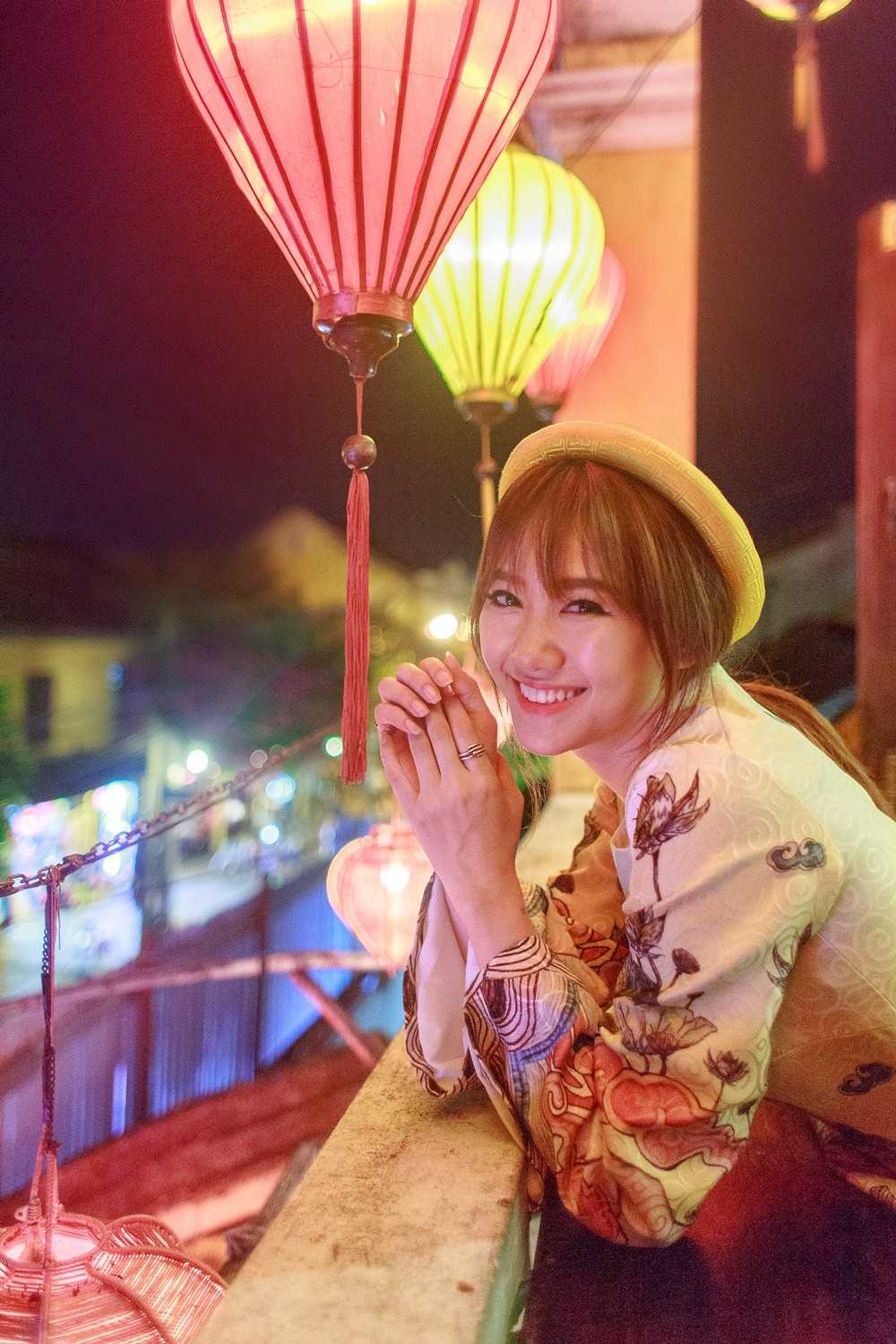 Nhân dịp trung thu, Hari Won và ekip đã thực hiện bộ ảnh mới, với tà áo dài cách tân đầy thanh lịch và duyên dáng.