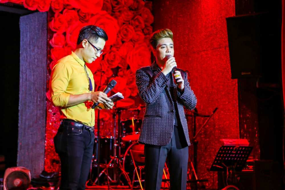 BUI ANH TUAN NGHEN NGAO CHIA SE TREN SAN KHAU VE SU TRO LAI NGHIEM TUC VOI CONG VIEC (2)