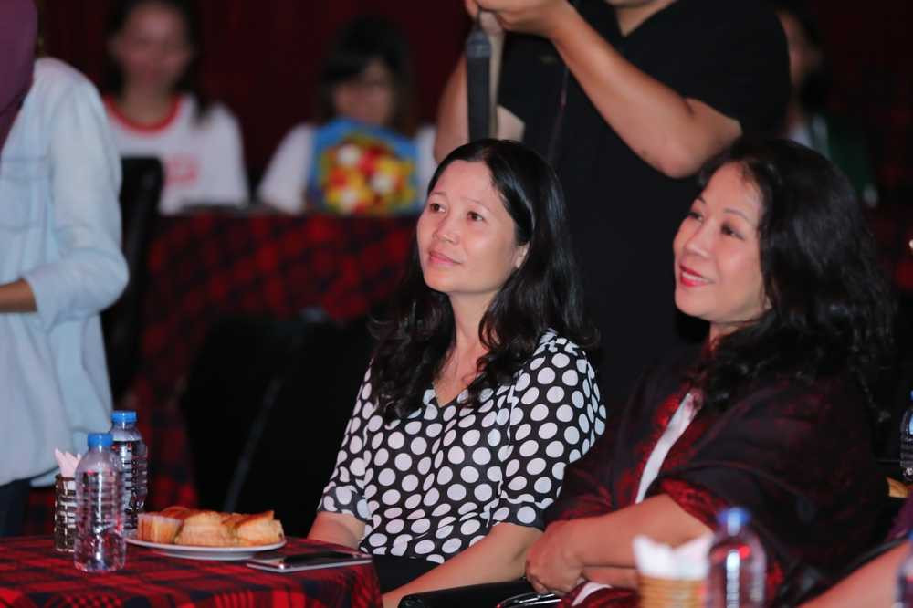 ME BUI ANH TUAN & CA SY ANH TUYET LANG LE THEO DOI BUI ANH TUAN TRONG SUOT BUOI GIOI THIEU