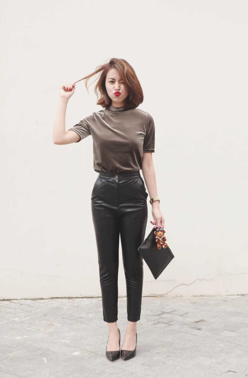 Hoàng Thùy Linh chia sẻ, cô đã chiến đấu để bảo vệ lòng tự trọng và danh dự của bản thân trong suốt nhiều năm qua. Không chỉ vì chính mình, nữ ca sỹ làm điều đó còn là để bảo vệ cho những người yêu thương. Cô không muốn né tránh điều gì cả và cũng không muốn bất cứ ai phải né tránh dùm vì bản thân cô đã đối diện với quá khứ lâu rồi.