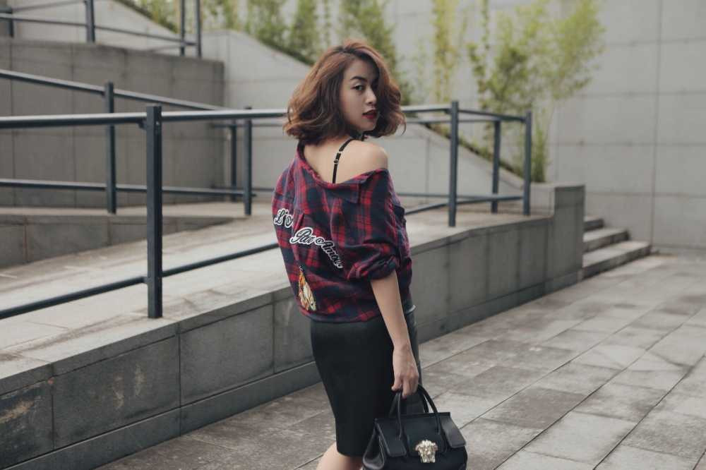 Những gam màu đơn giản và đối lập như đen - đỏ - trắng, một trong những phong cách phối trang phục điển hình của trào lưu thời trang Minimalism chưa bao giời lỗi thời.