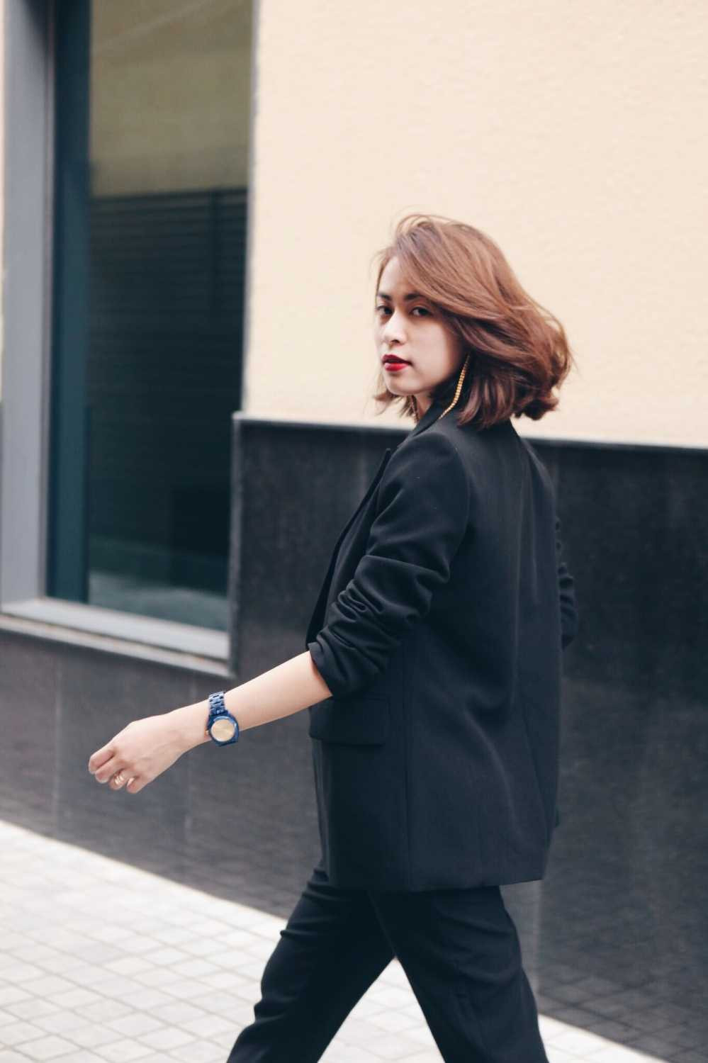 Có lẽ trước đây khán giả đã quen thuộc với một Hoàng Thuỳ Linh đầy màu sắc và rực rỡ trên sân khấu trình diễn, mái tóc dài quyến rũ và những sản phẩm âm nhạc sôi động.