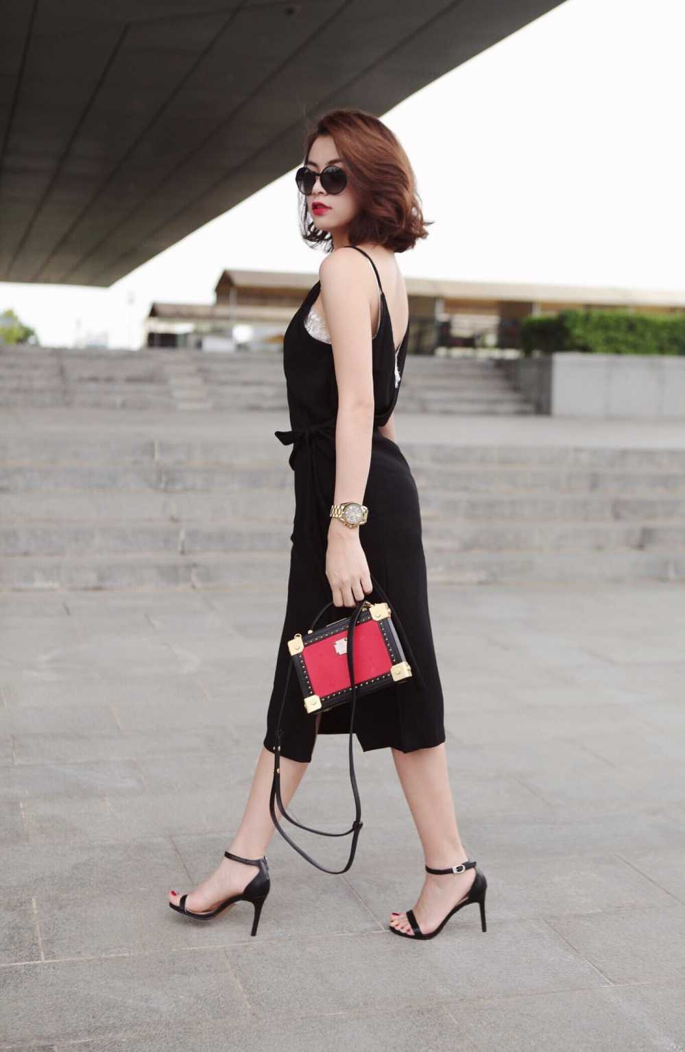 Sự đơn giản trong từng đường nét trang phục, phom dáng, màu sắc nhằm giảm thiểu sự rườm rà, Hoàng Thùy Linh hướng đến một hình ảnh hiện đại, sang trọng như vẫy có những điểm nhấn vô cùng ấn tượng.