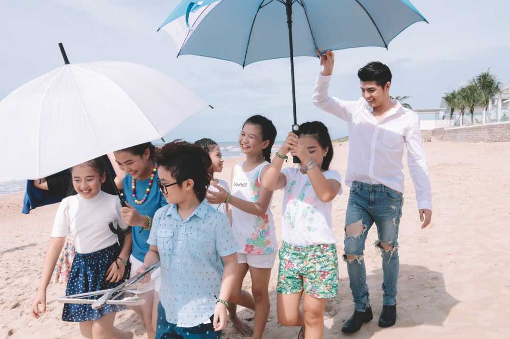 NOO PHUOC THINH CHAM SOC CHU DAO CHO TOP 6 TRONG SUOT QUA TRINH QUAY MV (1)
