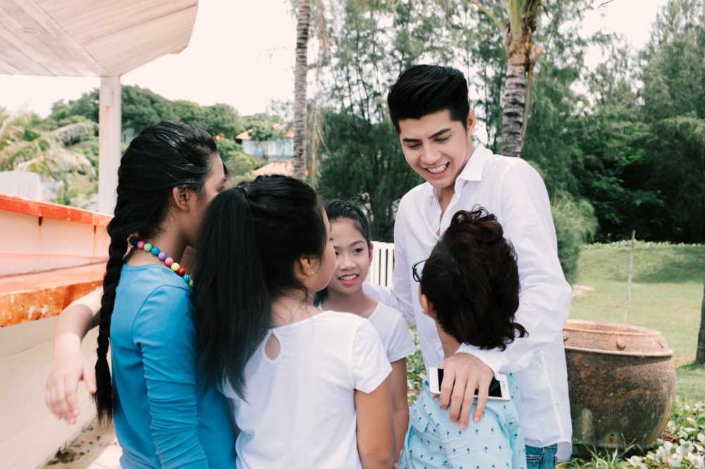 NOO PHUOC THINH LIEN TUC TRO CHUYEN TIEP THEM TINH THAN TOP 6 TRONG SUOT QUA TRINH QUAY MV (1)