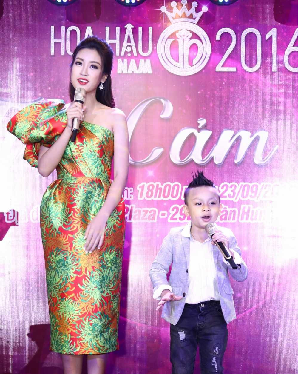 Hoa hậu Mỹ Linh cũng có màn song ca cùng 1 fan nhí.