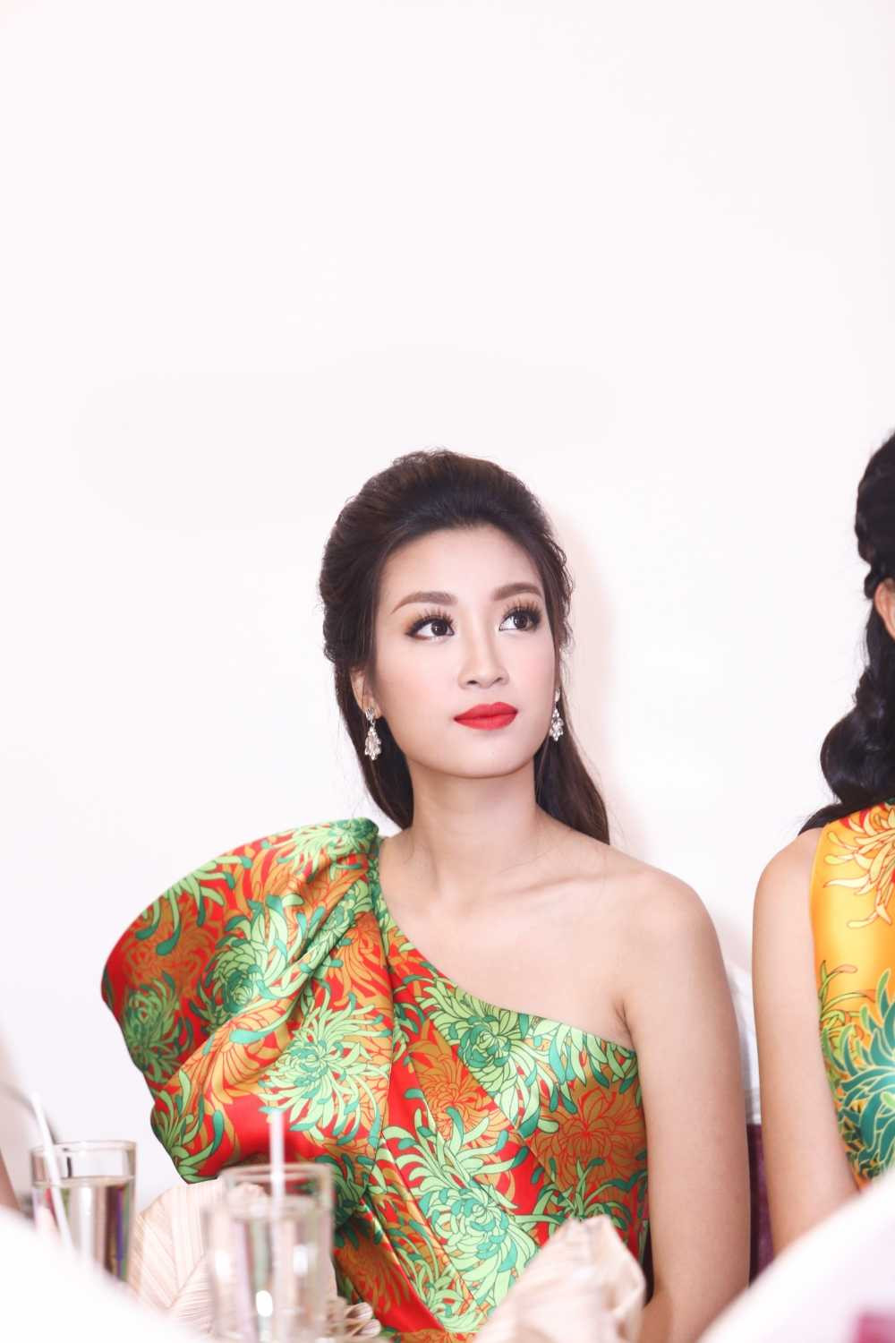 Ngoài ra, Tân hoa hậu còn tham dự Ngày hội Cựu sinh viên Đại học Ngoại Thương và nhận được nhiều kinh nghiệm cũng như lời khuyên của các anh chị đi trước.