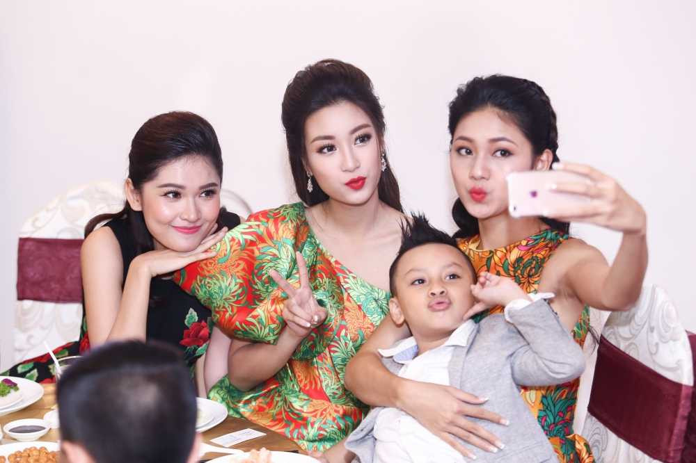 Trong 1 bữa tiệc 3 người đẹp hội ngộ trong thiết kế của Đỗ Mạnh Cường và vui vẻ chụp ảnh selfie cùng nhau.