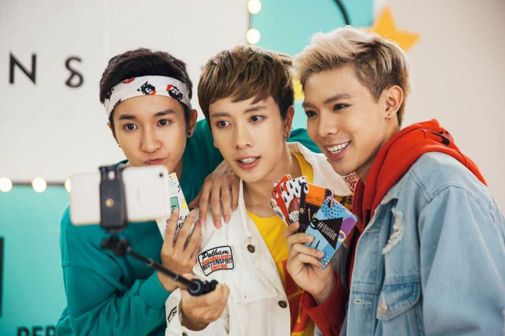 Đặc biệt, thông qua loạt ảnh hậu trường và teaser nhá hàng MV, người hâm mộ cực ấn tượng với cảnh Monstar vừa hát vừa nhảy trong sân bóng rổ với xung quanh là bảng đèn có tên nhóm, mô hình bánh cupcake, bắp rang bơ cùng dàn “cổ động viên” và quái vật đuôi sao mang chính tên nhóm Monstar. Một số fan cũng nhận xét rằng cảnh quay này khiến các bạn liên tưởng đến sản nhảy game Audition ngày xưa từng gắn liền với giới trẻ Việt Nam.