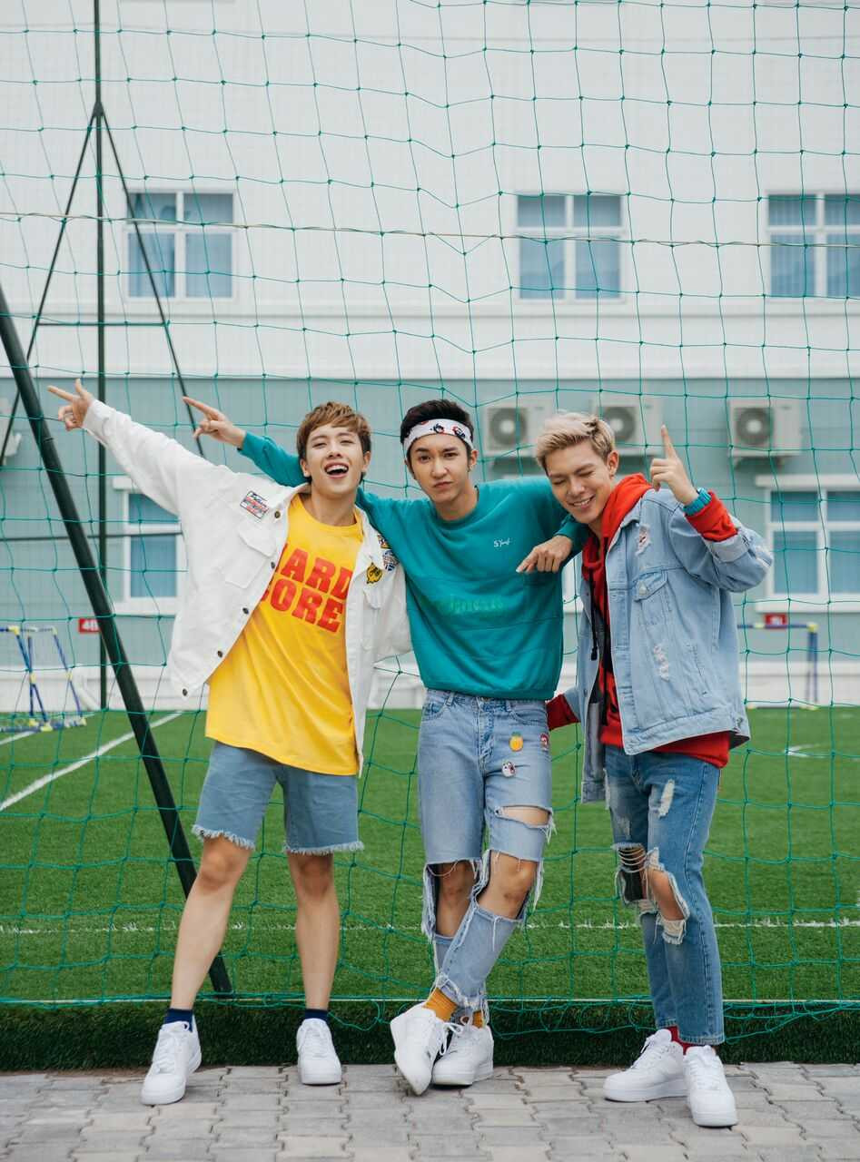 Bên cạnh đó, lượt nghe ca khúc này cũng đang nắm giữ thứ hạng rất cao trên các bảng xếp hạng trực tuyến. Để đáp lại tình cảm của người hâm mộ, các chàng trai và ekip St.319 quyết định thực hiện thêm một bản phiên bản trường học cho MV Baby baby.