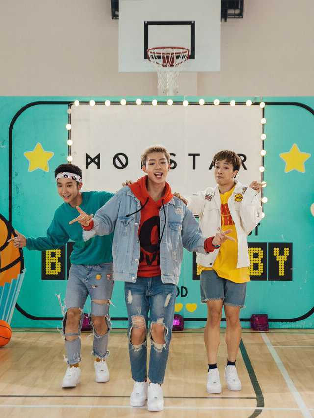 Tuy nhiên, đặc biệt nhất phải kể đến tour lưu diễn gần đây nhất của nhóm đã giúp cho các cặp đôi vô tình được nhóm chọn ghé thăm có một ngày cưới đầy bất ngờ và trọn vẹn hơn.