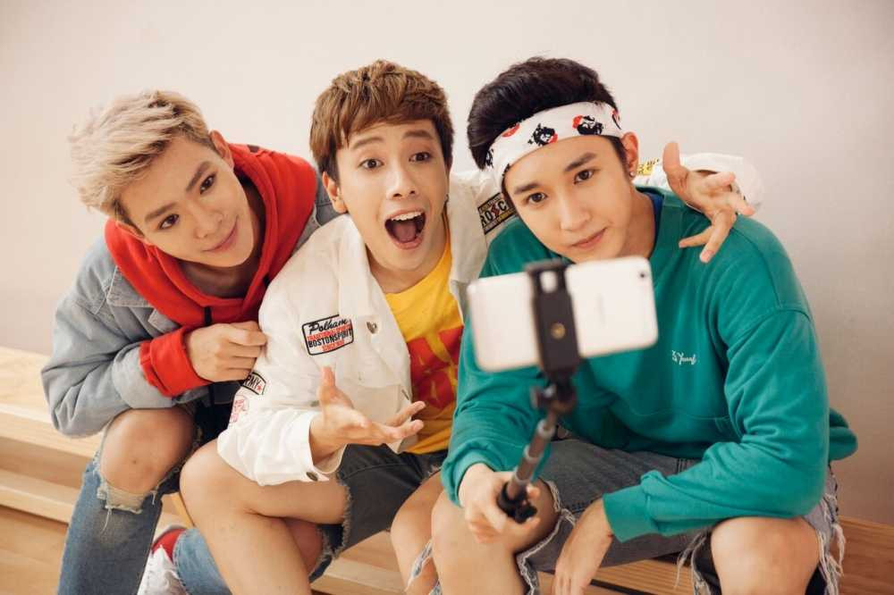 Ngoài ra còn có những sản phẩm “bất đắc dĩ” như bản cover cực nhắng nhít của ca khúc gây sóng gió suốt thời gian qua – PPAP. Không những thế, nhóm cũng rất tích cực “chạy show” livestream trên các kênh truyền thông với fan và dĩ nhiên là không thể thiếu việc đi diễn ở các tụ điểm, sự kiện.