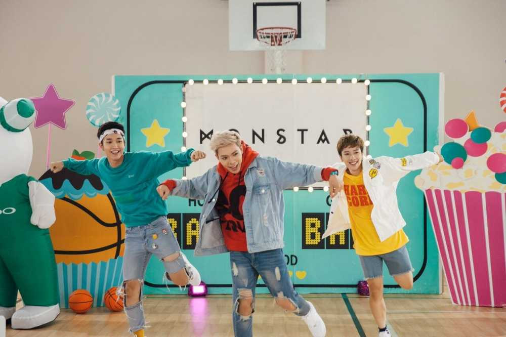 So với những nhóm nhạc ra mắt cùng thời điểm, Monstar là cái tên chịu khó hoạt động và “chiều fan” nhất. Cụ thể ngoài MV Baby baby phiên bản mới, trong suốt 1 tháng vừa qua Monstar còn gửi đến khán giả MV phiên bản dance của Baby baby và Turn it up.