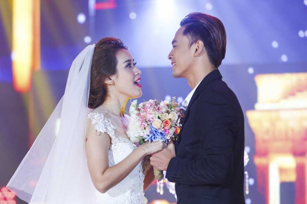 Với nội dung nói về định mệnh và duyên số, cặp đôi Tú Vi - Văn Anh đã có 1 tiết mục lãng mạn trên sâu khấu