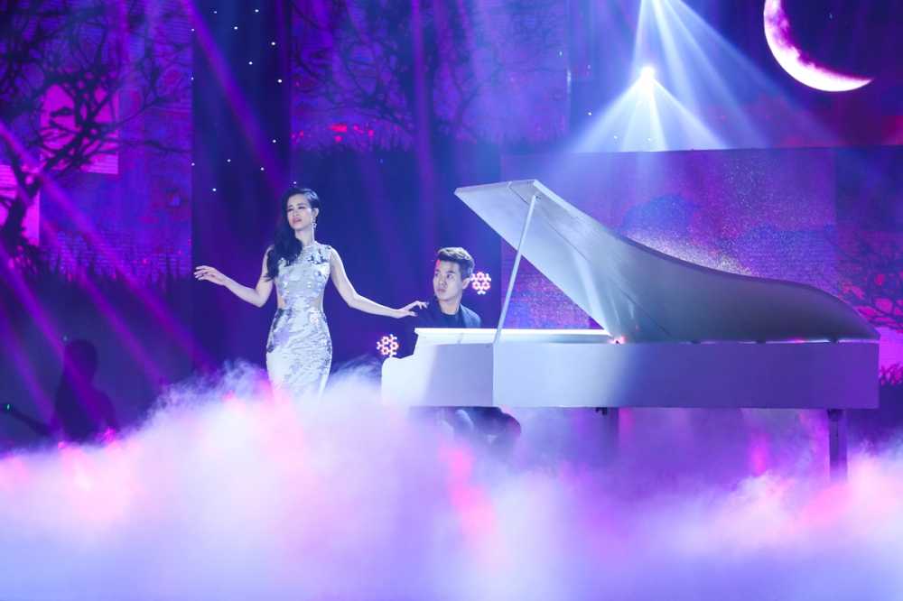 Sau The Remix 2015, Đông Nhi và Đỗ Hiếu không còn biểu diễn chung. Tác giả bản hit “Xin hãy rời xa” cũng không xuất hiện với vai trò nhạc sĩ biểu diễn. Tuy nhiên ở “Gala nhạc Việt 8”, bộ đôi quyết định mang lại một màu sắc mới cho ca khúc “Trách ai bây giờ” được chú ý trong thời gian qua.