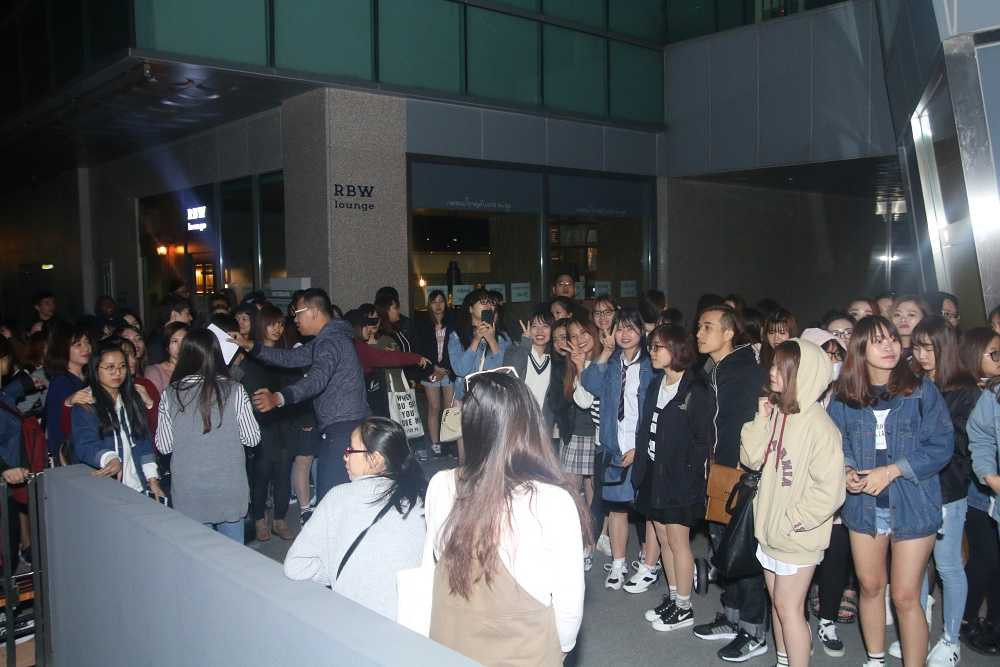 Được biết, theo dự kiến ban đầu, BTC chỉ cho 50 khán giả đăng kí trước được tham gia vào fan-meeting lần này. Tuy nhiên vì số lượng fan đến dự fan-meeting phát sinh bất ngờ nên BTC quyết định sắp xếp lại và cho tất cả cùng tham gia.