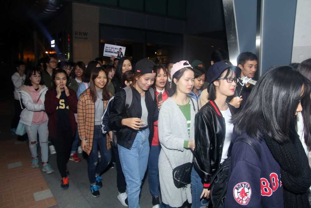 Sau đó, Noo Phước Thịnh di chuyển đến địa điểm tổ chức fan-meeting để chuẩn bị cho cuộc gặp gỡ khán giả của mình tại Seoul. Đây cũng là lần đầu tiên một ca sĩ Việt Nam có buổi fan-meeting chính thức ở nước ngoài.