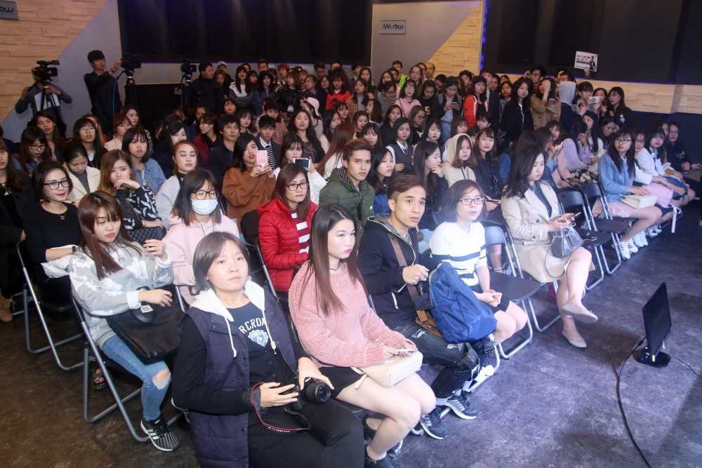 Thú vị là không chỉ có những fan người Việt đang học tập và sinh sống tại Seoul, mà còn có những bạn trẻ người Hàn, Trung Quốc... đến với buổi fan-meeting và thể hiện sự yêu mến dành cho Noo Phước Thịnh.