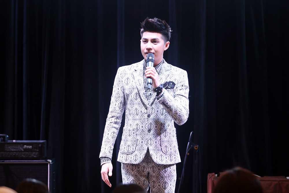 Đáp lại tình cảm của gần 200 fan có mặt, Noo Phước Thịnh ghi điểm hoàn toàn bởi sự thân thiện, nhiệt tình và khéo léo.