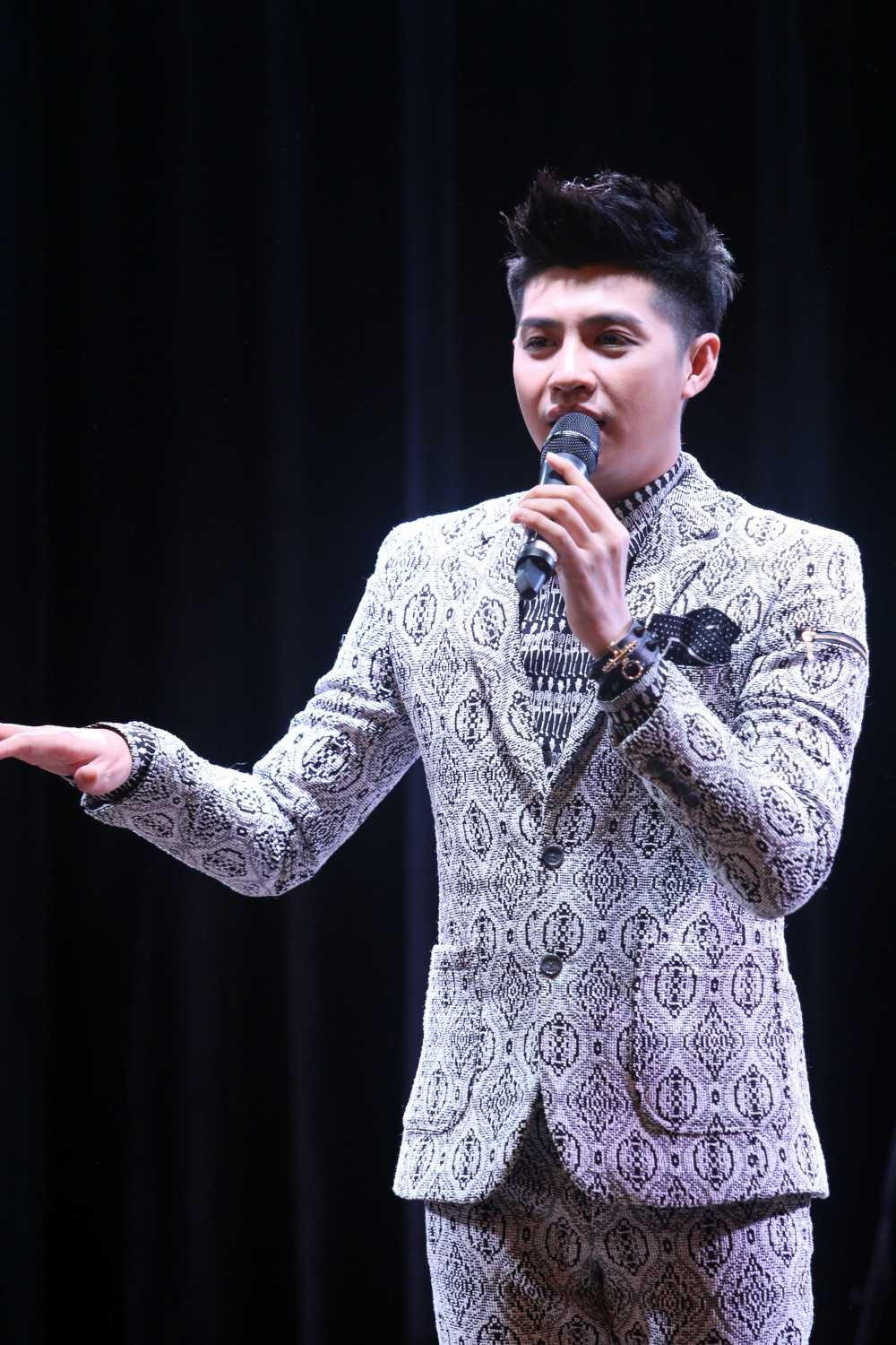 Mở đầu buổi fan-meeting, nam ca sĩ chia sẻ sự hạnh phúc về hai màn biểu diễn tại Asia Song Festival vừa qua nhận được phản hồi tích cực. Song song đó, Noo Phước Thịnh cũng tiết lộ về quá trình chuẩn bị và những kỉ niệm khó quên trong quá trình tham gia Asia Song Festival.