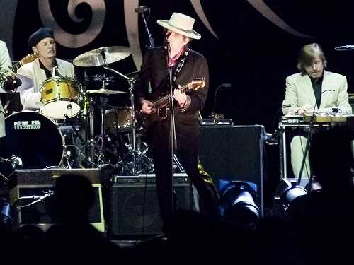 Bob-Dylan-thu-hut-khan-gia-ngoai-1