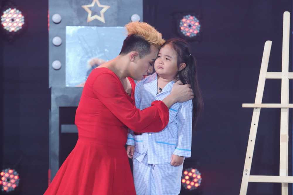 Khán giả xúc động rớt nước mắt với hình ảnh người mẹ do Trấn Thành thủ vai