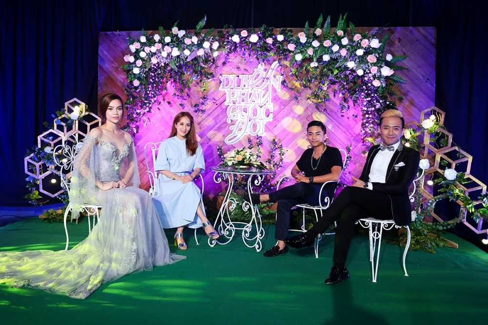 Bên cạnh đó đây là lần đầu tiên cặp đôi Khánh Thi - Phan Hiển chia sẻ cùng khán giả những ngày đầu bắt đầu để ý nhau, yêu nhau, đến khi họ gặp sóng gió dư luận khi bị công khai mối quan hệ. Cả 2 nhân vật khá vui vẻ, thoải mái nhìn về mối duyên trong cuộc tình của mình và chia sẻ về cuộc sống hiện tại. Phần giao lưu này chắc chắn mang đến cho khán giả thêm phần thú vị và mang đầy tính giải trí.