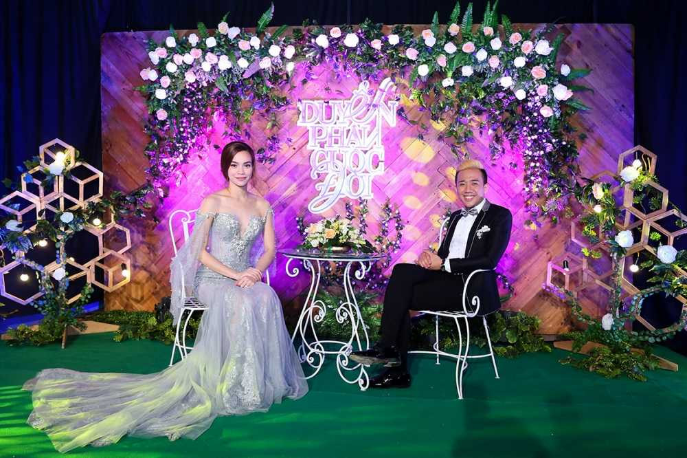 Ngoài các tiết mục ca nhạc, kịch, Gala nhạc Việt hấp dẫn khán giả bởi phần dẫn chương trình duyên dáng, tung hứng của 2 người dẫn chương trình Trấn Thành và Hồ Ngọc Hà.