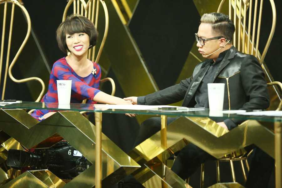 Giam khao Tung Leo va Trac Thuy Mieu bat tay sau phan tranh luan