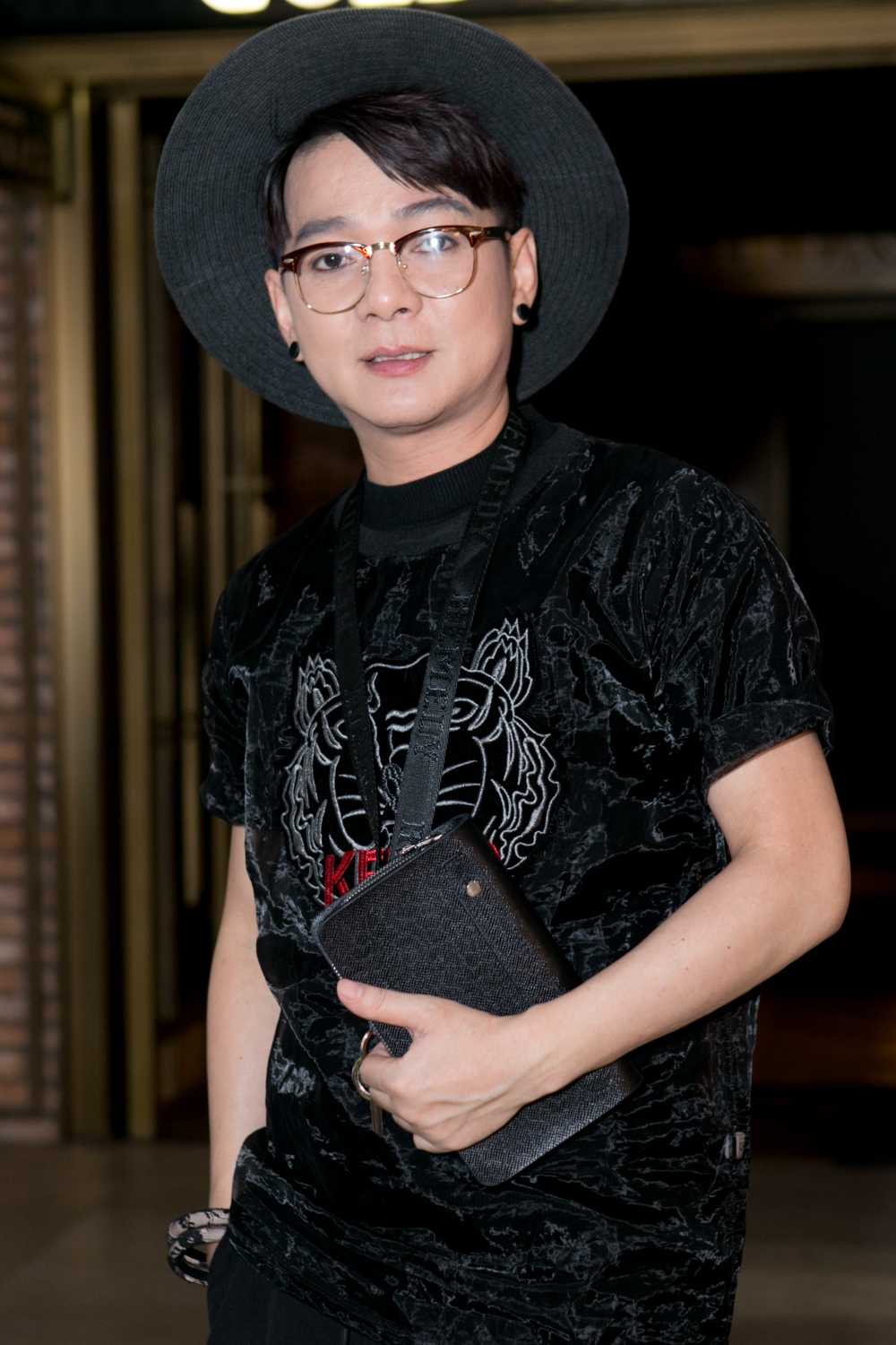 Phim sitcom này do Khắc Duy làm đạo diễn và Hoàng Quân cùng thực hiện.Đây cũng là hai thành viên chủ chốt của nhóm nhạc kịch Buffalo.Khả Như là một cựu thành viên của nhóm dù bận rộn nhưng cũng rất hào hứng với dự án online này dành cho khán giả trẻ và dành thời gian sắp xếp tham gia.