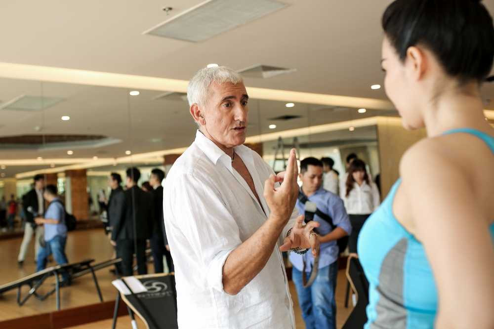 Về phía Thu Thủy, hoa hậu chia sẻ: \'\'Ông ấy có một cách truyền đạt thông tin rất thú vị. Giọng nói cực kỳ trầm ấm trên nền nhạc nhẹ rất thích hợp cho việc tập yoga. Thủy tiếp xúc nhiều với yoga nhưng In-trinity thì đây là lần đầu. Thủy cảm nhận được năng lượng từ ông, đúng là hào quang của một cao thủ, một nhà sáng tạo”