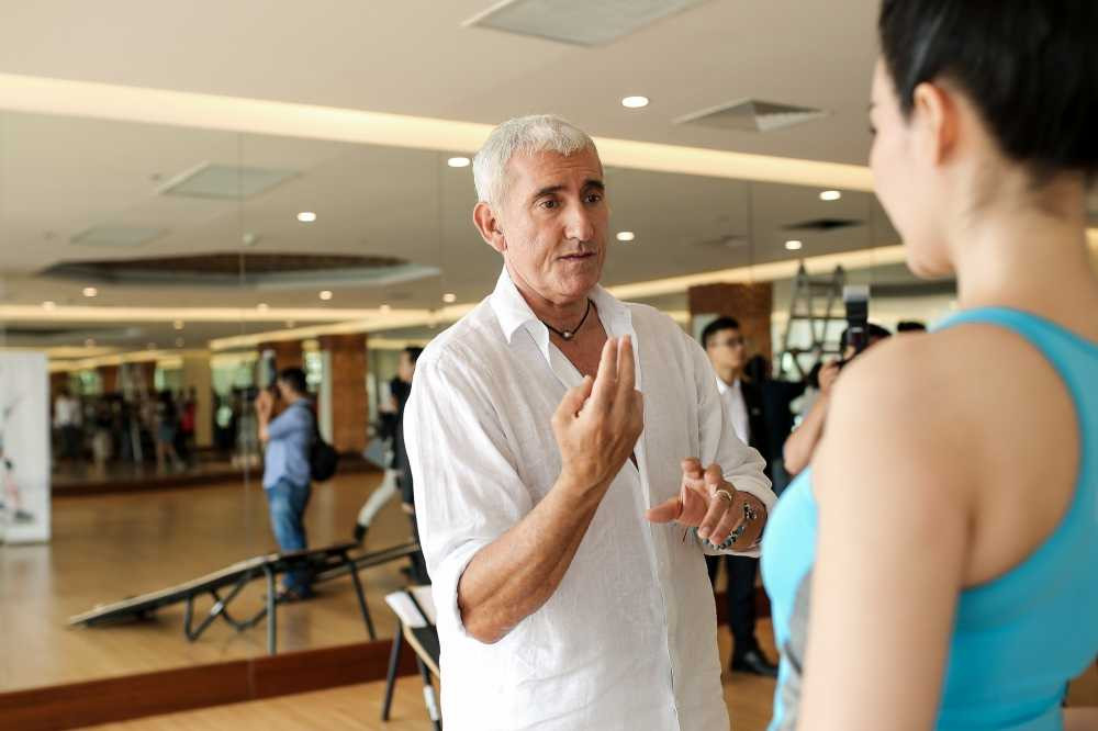 Cô là người đẹp hiếm hoi thường xuyên chia sẻ những hình ảnh, kiến thức về yoga trên trang cá nhân của mình. Nếu người ta còn hoài nghi về tác dụng của yoga trong việc giữ gìn nét đẹp của người phụ nữ thì hãy ngắm nhìn Thu Thủy. Làn da không tỳ vết cùng vóc dáng khỏe khoắn, cân đối là điều đáng mơ ước của phụ nữ thời đại mới. 