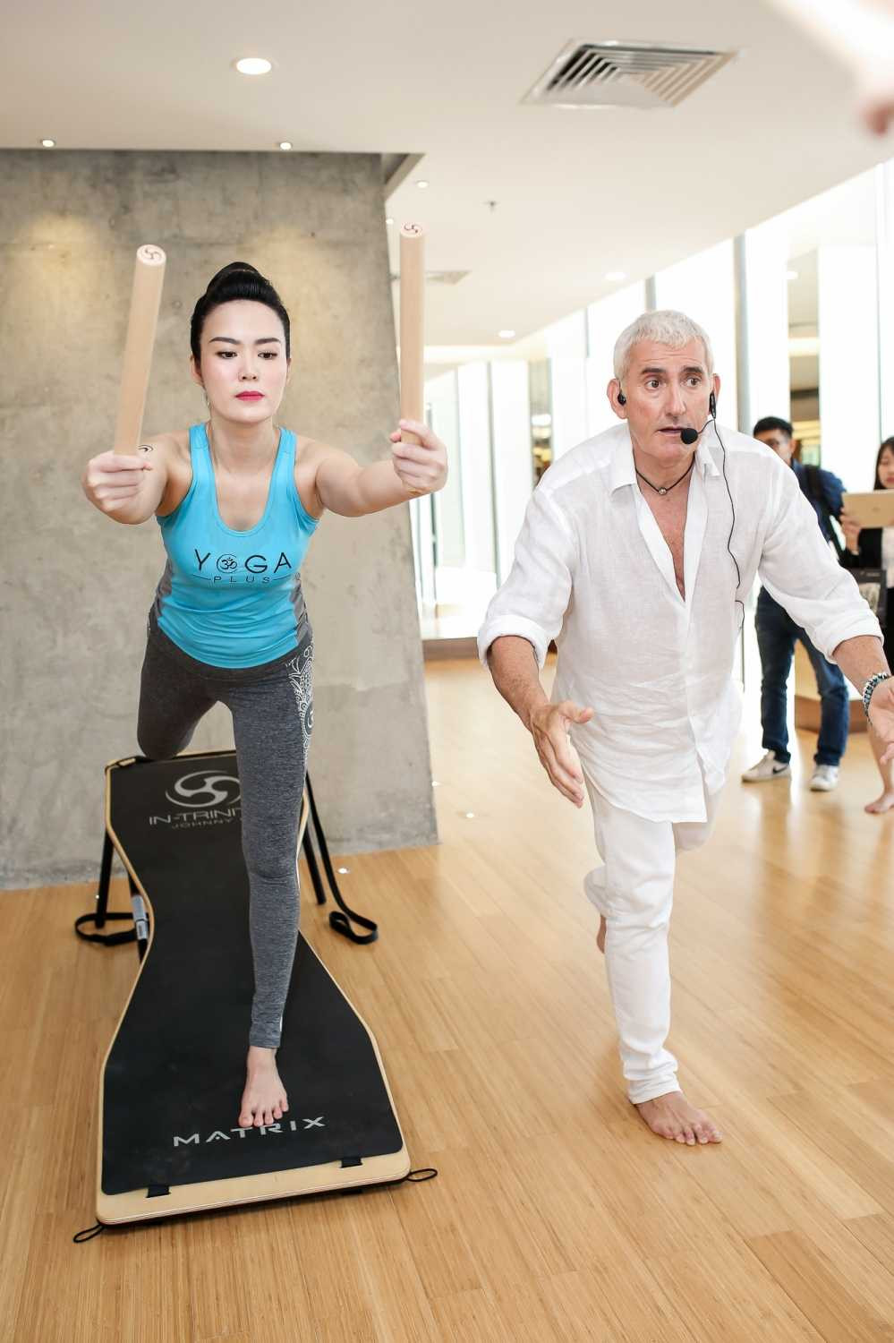 “Thế là tôi đã tìm đến yoga. Tập luyện yoga đã trở thành hơi thở của tôi trong cuộc sống. Yoga giúp tôi cân bằng lại cuộc sống, cơ thể tôi dẻo dai, linh hoạt hơn, và giữ được nhan sắc mặn mà như hiện nay. Tôi chính là minh chứng cho lợi ích của việc tập yoga và tôi hy vọng sẽ truyền cảm hứng đến nhiều người đi tập yoga hơn” – Thu Thuỷ