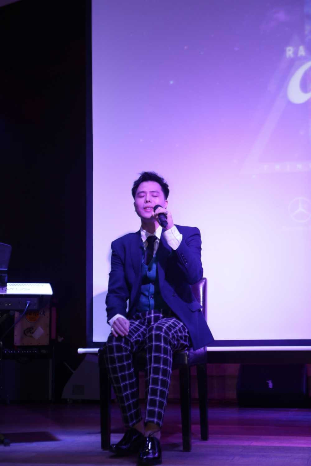 Album “Anh, em và ai” bao gồm 9 ca khúc, bên cạnh những màu sắc âm nhạc mới, Trịnh Thăng Bình còn mong muốn khán giả nhìn nhận mình ở khía cạnh sản xuất âm nhạc. 