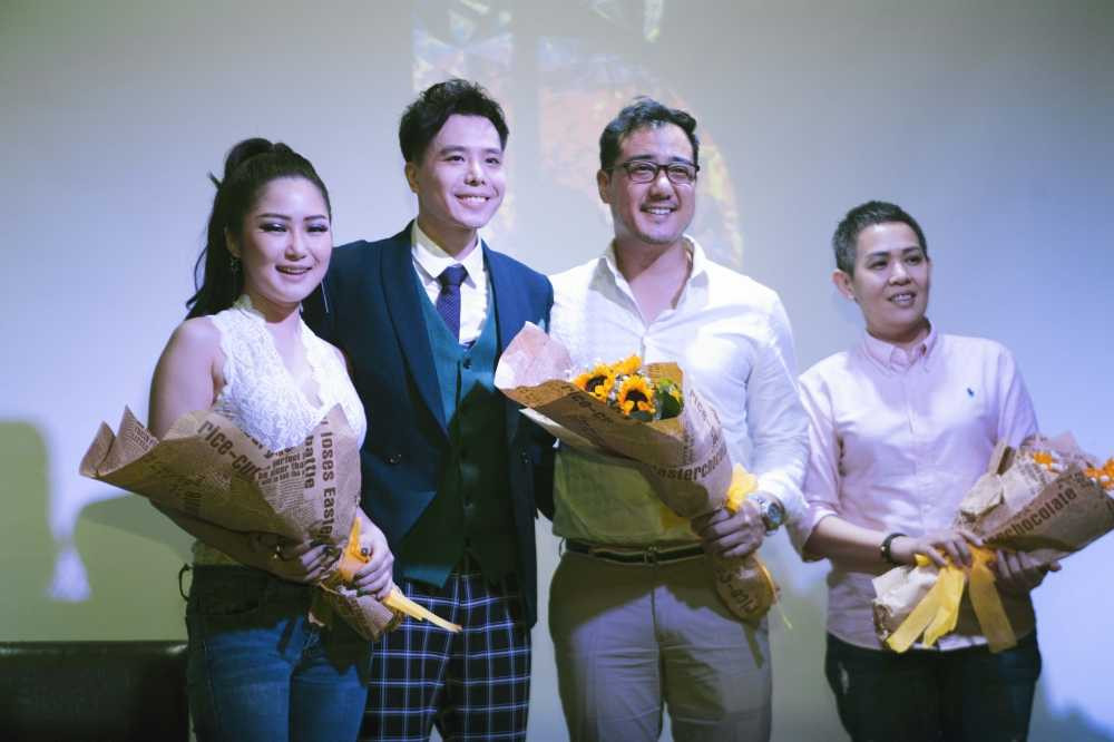 Một điểm đặc biệt của Album “Anh, em và ai”, đi kèm với sách ảnh sẽ là một USB nhạc. Đây là album đầu tiên của làng nhạc Việt tính tới hiện tại được ghi trong USB, chứ không phải là CD hay DVD như trước đây.