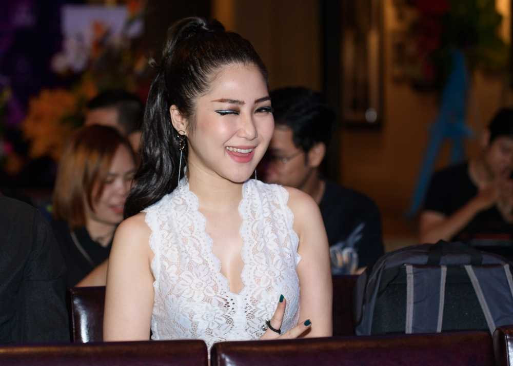 Hương Tràm diện áo cắt xẻ sâu khoe vòng 1 căng tràn