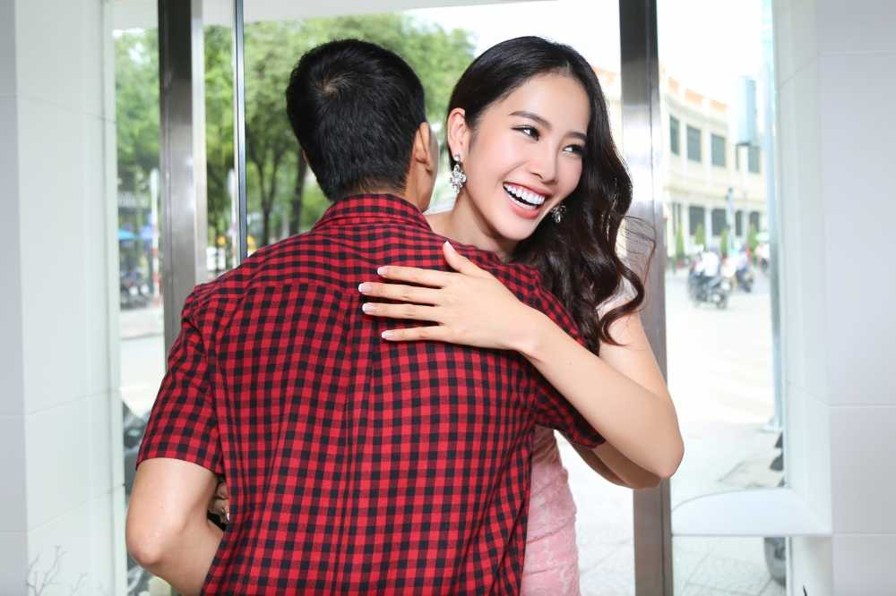 Dù phải di chuyển và làm việc liên tục với tần suất nhiều nhất từ trước đến nay nhưng Nam Em vẫn rạng rỡ và tràn đầy năng lượng mọi lúc, mọi nơi. Nam Em cũng nhắn nhủ đến người hâm mộ rằng cô vẫn ăn uống đầy đủ và không bỏ bê bản thân nên mọi người đừng quá lo lắng.