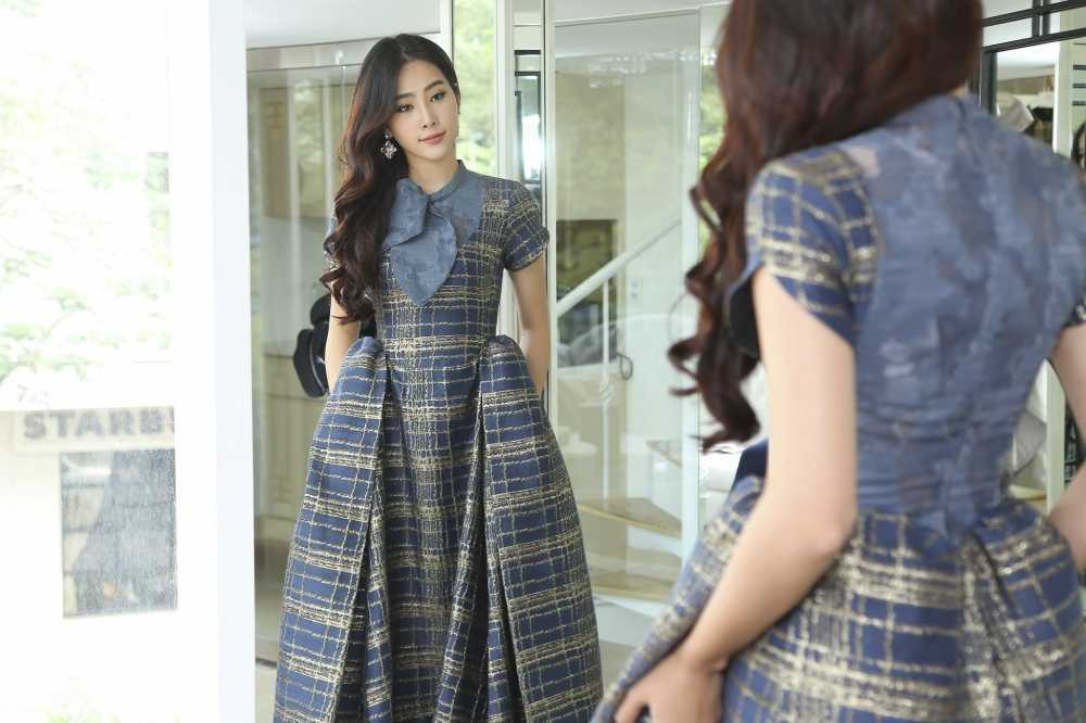 Chia sẻ về việc lựa chọn Nam Em mở màn, NTK Phương My cho hay: “Tôi đã lên ý tưởng show diễn từ cách đây 6 tháng, khi Nam Em còn chưa đi thi Hoa hậu Trái đất và việc tôi chọn cô ấy cũng đã lâu vì cô ấy hợp những thiết kế của tôi chứ không phải vì một lý do nào khác”.