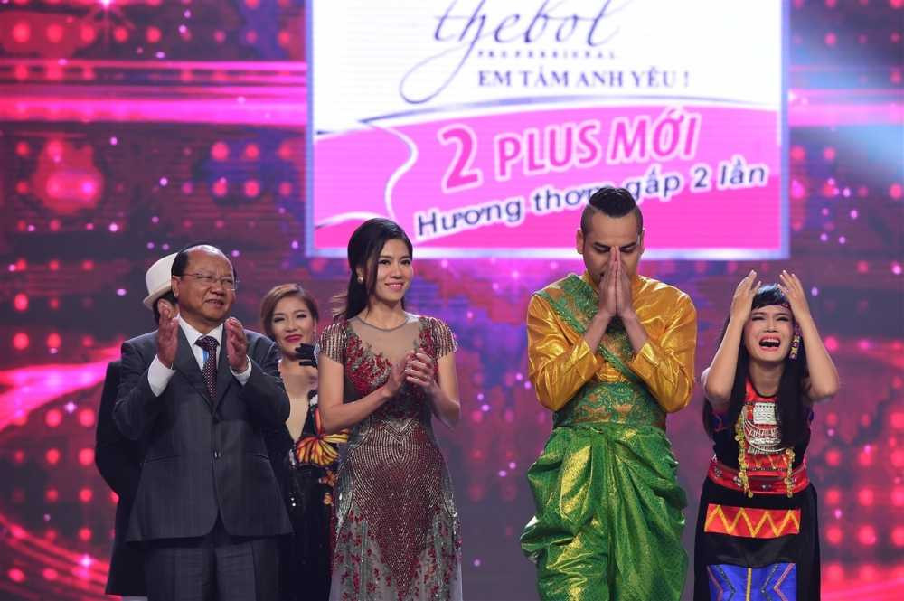 Ba Pham Kim Dung - Tong Giam Doc cty Sen Vang cung cap doi vo dich mua dau tien cua TDSC