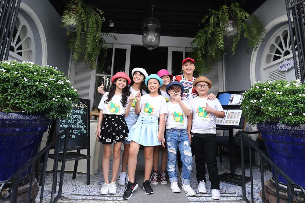 01 TEAM NOO AN TRUA TAI 'TU KAB KHAO' SAU BUOI CHUP ANH THOI TRANG TAI 'PHUKET OULD TOWN'